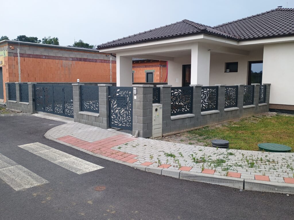 For our client, we manufactured and installed a double-wing folding gate with full automation, a gate with stainless steel fittings, a mailbox, and fencing over 9 meters long.