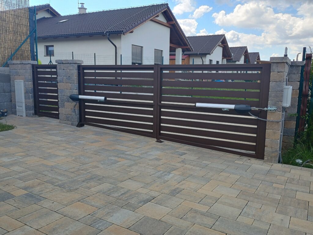 Another successfully completed project for our client in the village of Šemša. It included a fully automated double-leaf gate and a wicket with stainless steel fittings and a video intercom.